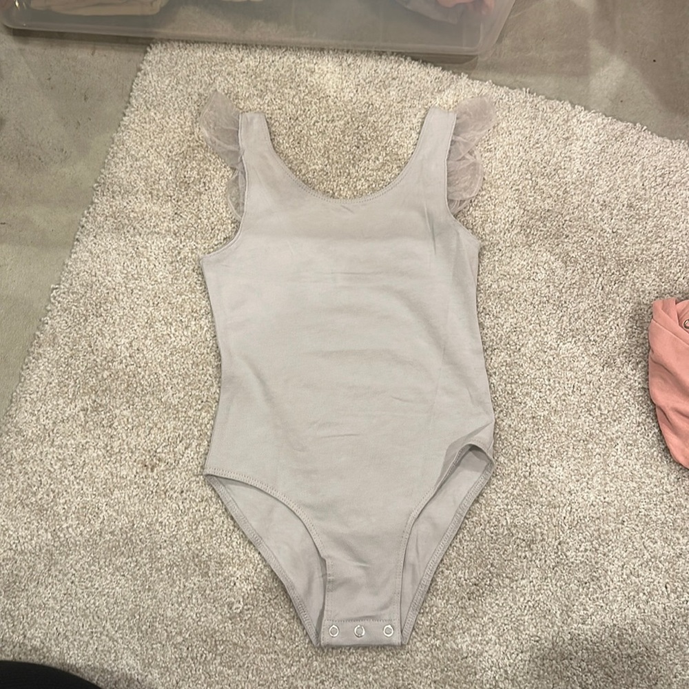NWOT Noralee bodysuit with frilly sleeves. Size 4 in light grey.